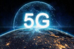 Quando se trata do 5G, a primeira característica que geralmente vem à mente é a sua capacidade de oferecer velocidades de conexão incrivelmente rápidas. No entanto, essa tecnologia revolucionária vai muito além da simples transferência de dados em alta velocidade. O 5G é projetado para fornecer uma experiência de rede aprimorada, com latência ultra-baixa, confiabilidade aprimorada e capacidade massiva de conexão de dispositivos.