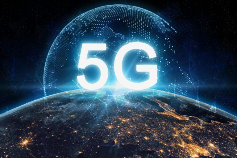 Quando se trata do 5G, a primeira característica que geralmente vem à mente é a sua capacidade de oferecer velocidades de conexão incrivelmente rápidas. No entanto, essa tecnologia revolucionária vai muito além da simples transferência de dados em alta velocidade. O 5G é projetado para fornecer uma experiência de rede aprimorada, com latência ultra-baixa, confiabilidade aprimorada e capacidade massiva de conexão de dispositivos.